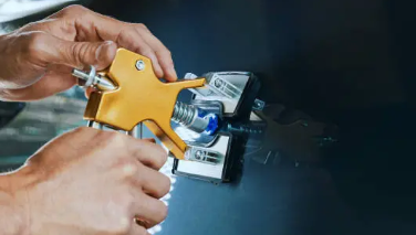 Especialistas em martelinho de ouro em Caxias do Sul realizando reparo de amassados sem pintura